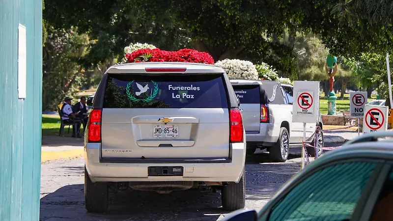 Arreglos florales velorio El Mencho 8